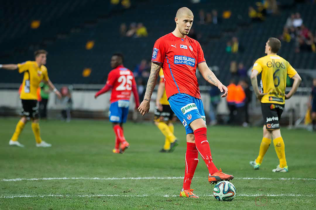 Nästan 2 meter långe Helsingborg Robin Simovic fick inte mycket tid med bollen