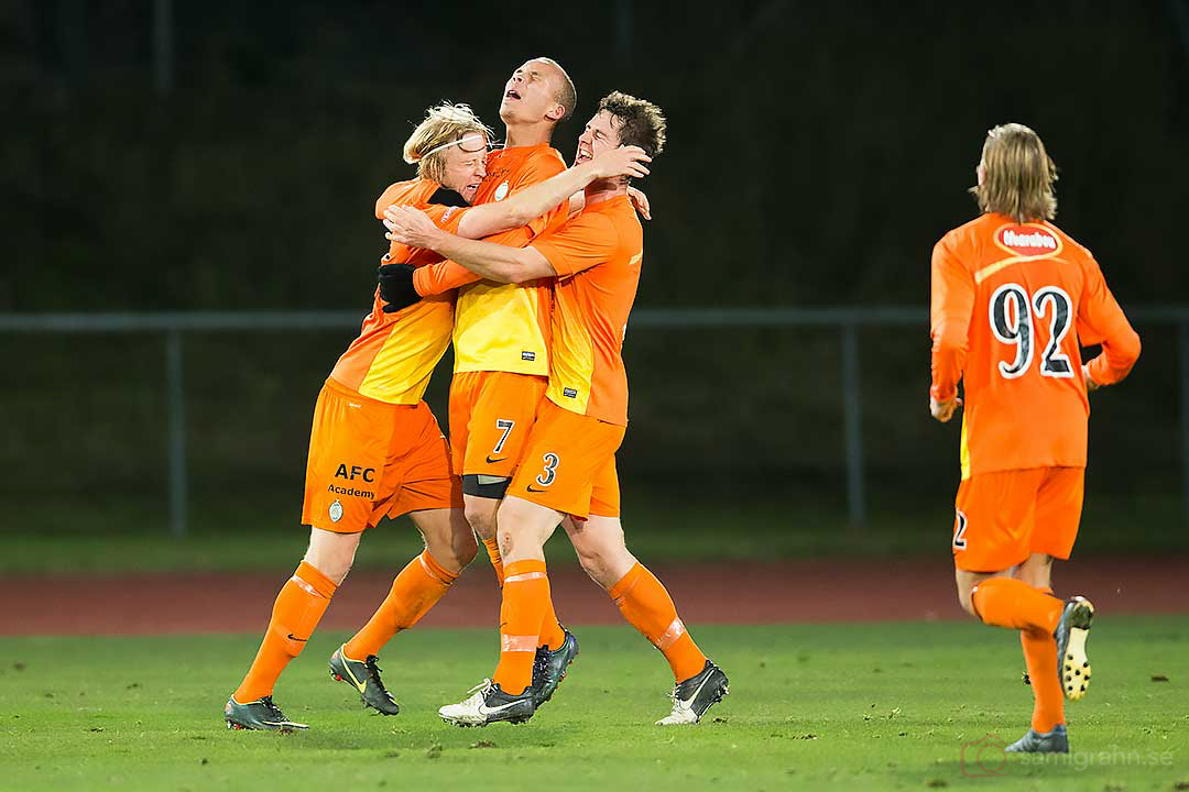 På stopptid gör AFC 2-2 genom Jesper Carlsson (längst till vänster)