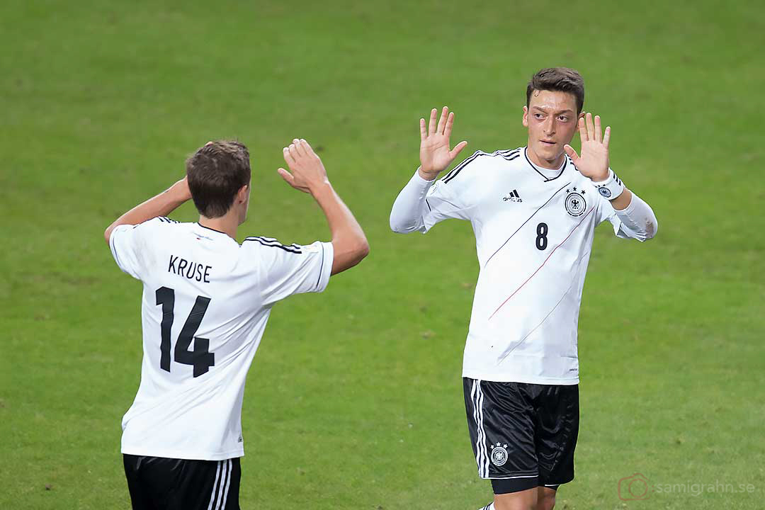 Reducering till 2-1 av Tyskland Mesut Özil (till höger), gratuleras av Max Kruse