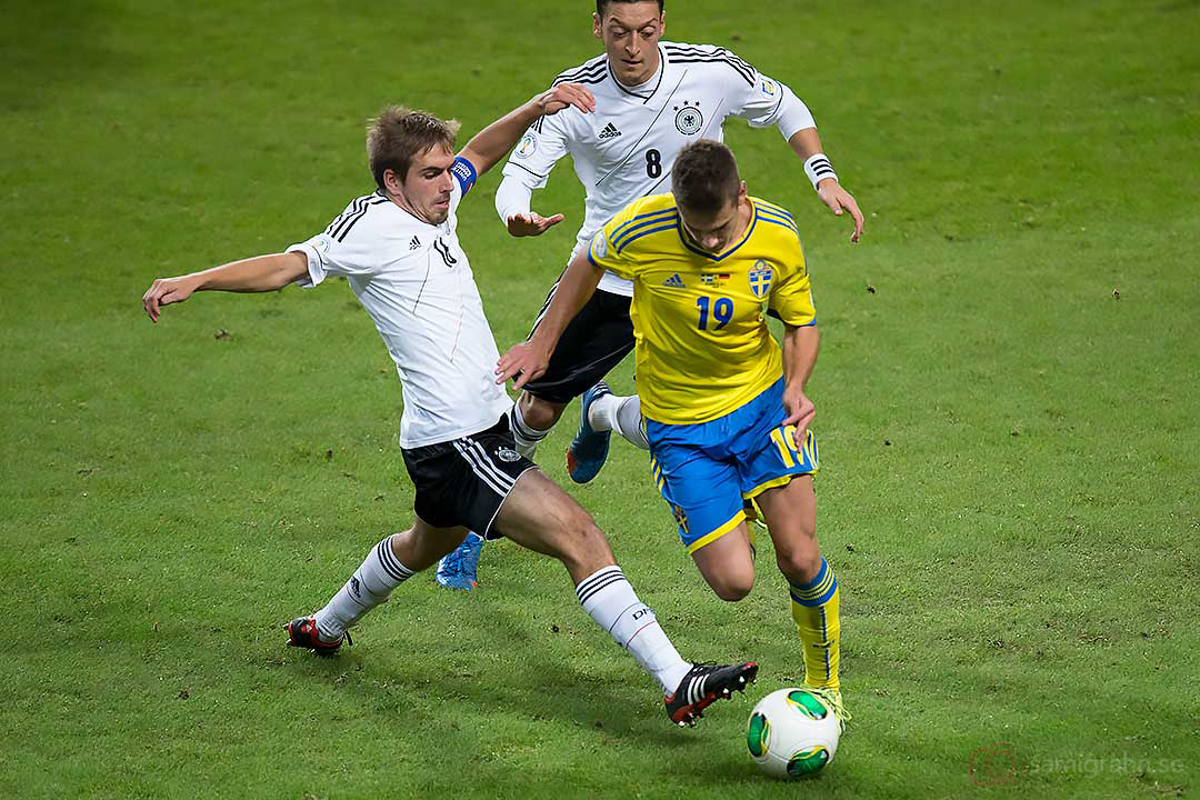 Tyskland Philipp Lahm och Mesut Özil jagar Sverige Alexander Kacaniklic