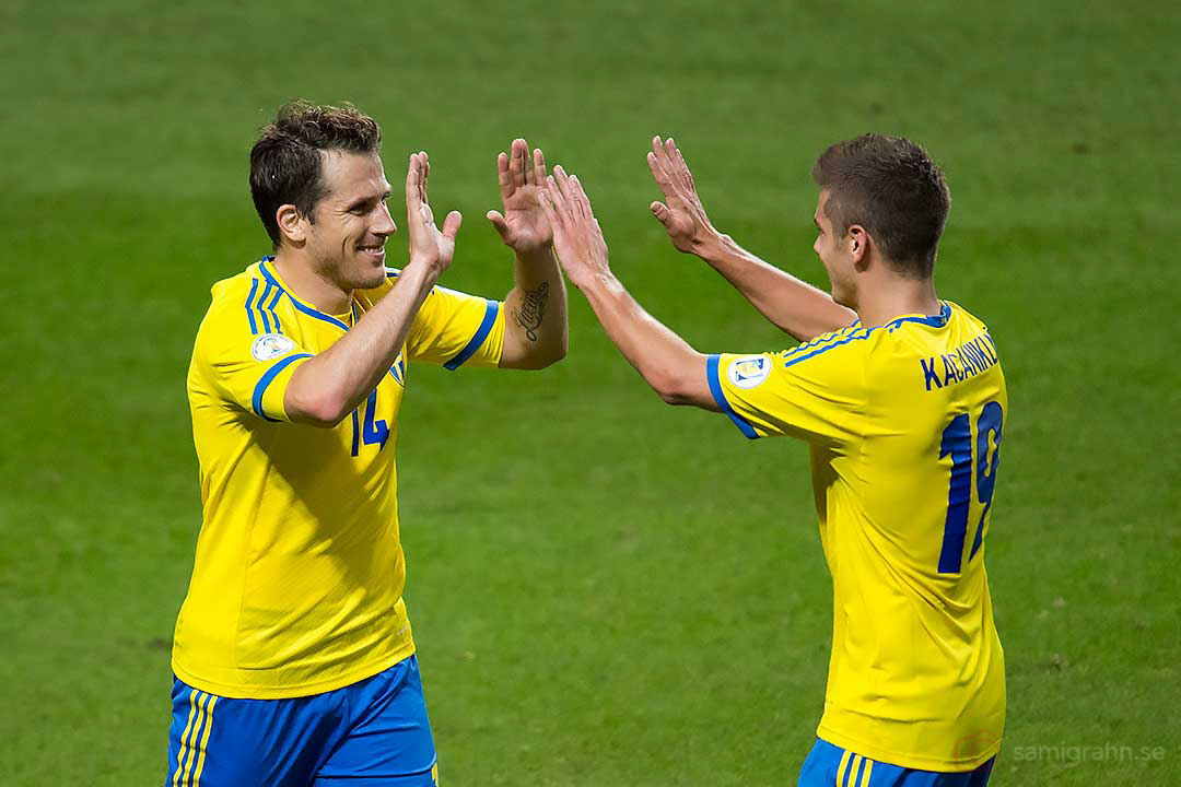 Mål till reducering 3-4 av Sverige Tobias Hysén, gratuleras av Alexander Kacaniklic