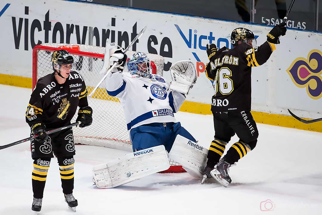 Leksand målvakt Oscar Alsenfelt ramlar bakåt när AIK Oscar Ahlström skrinnar förbi