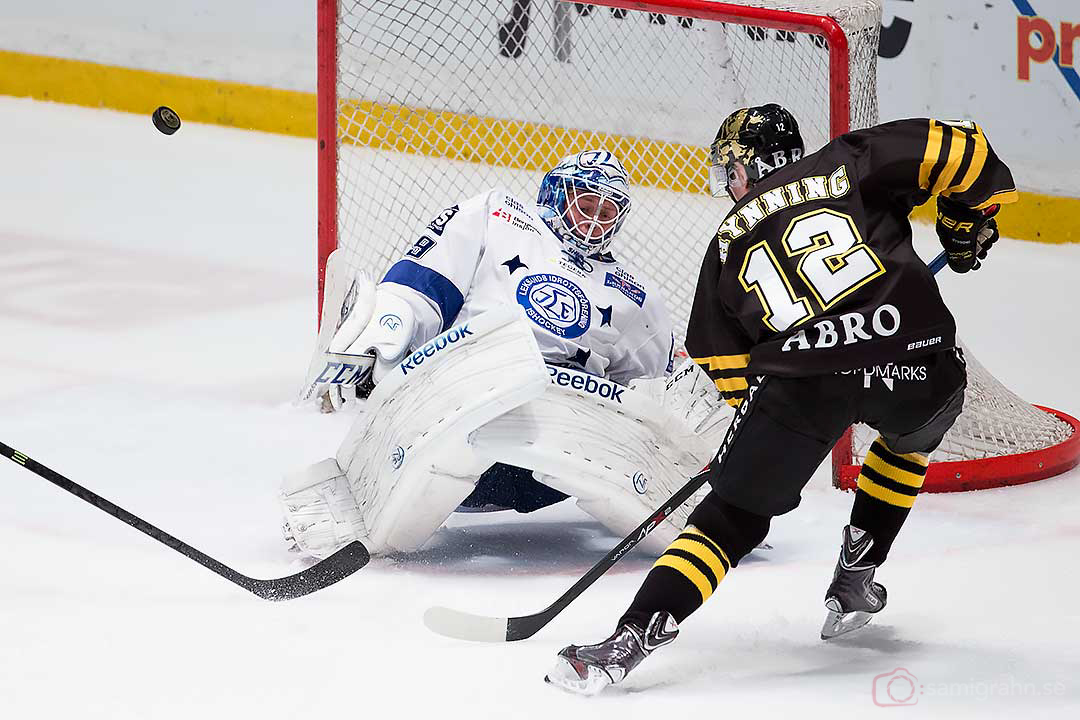 Leksand målvakt Oscar Alsenfelt räddar skott från AIK Fredrik Hynning