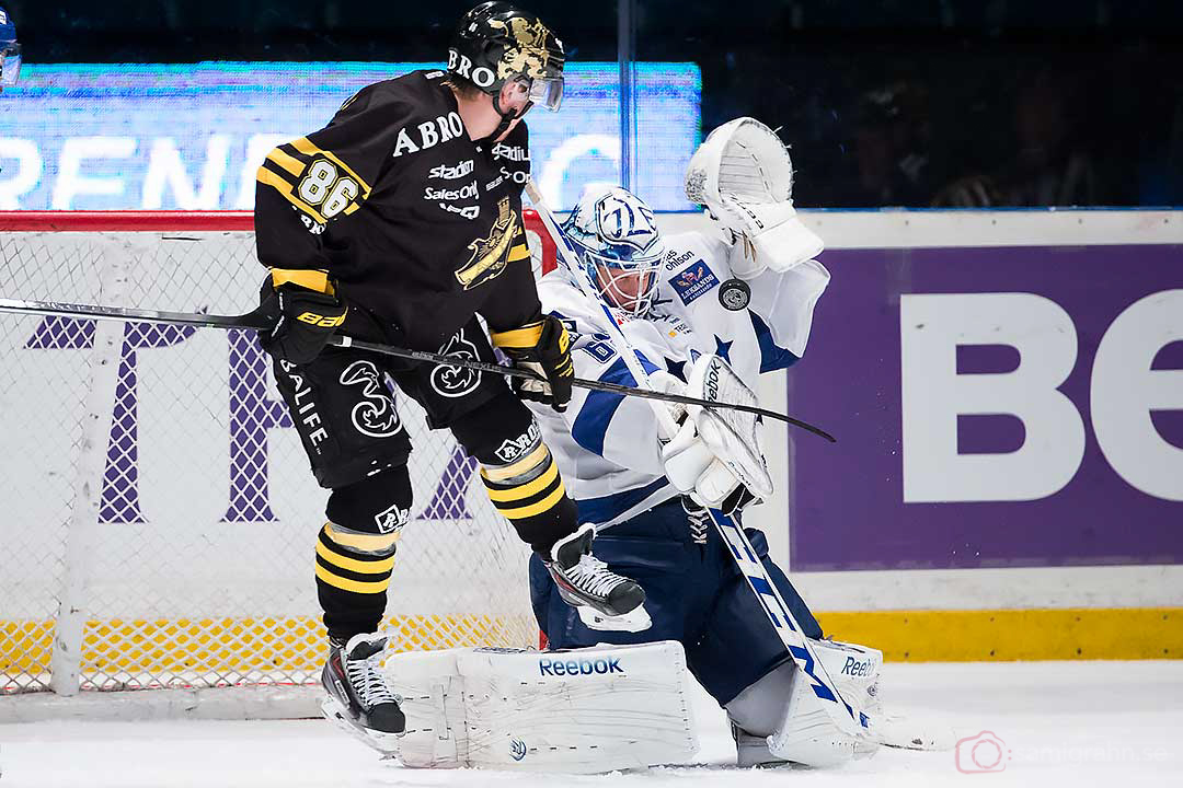 AIK Oscar Ahlström försöker skymma Leksand målvakt Oscar Alsenfelt som räddar