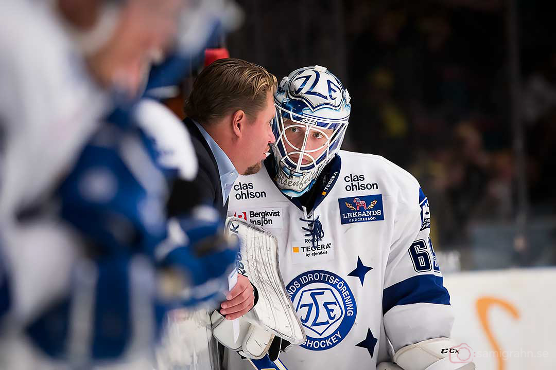 Leksand tränare Andreas Appelgren pratar med målvakt Oscar Alsenfelt