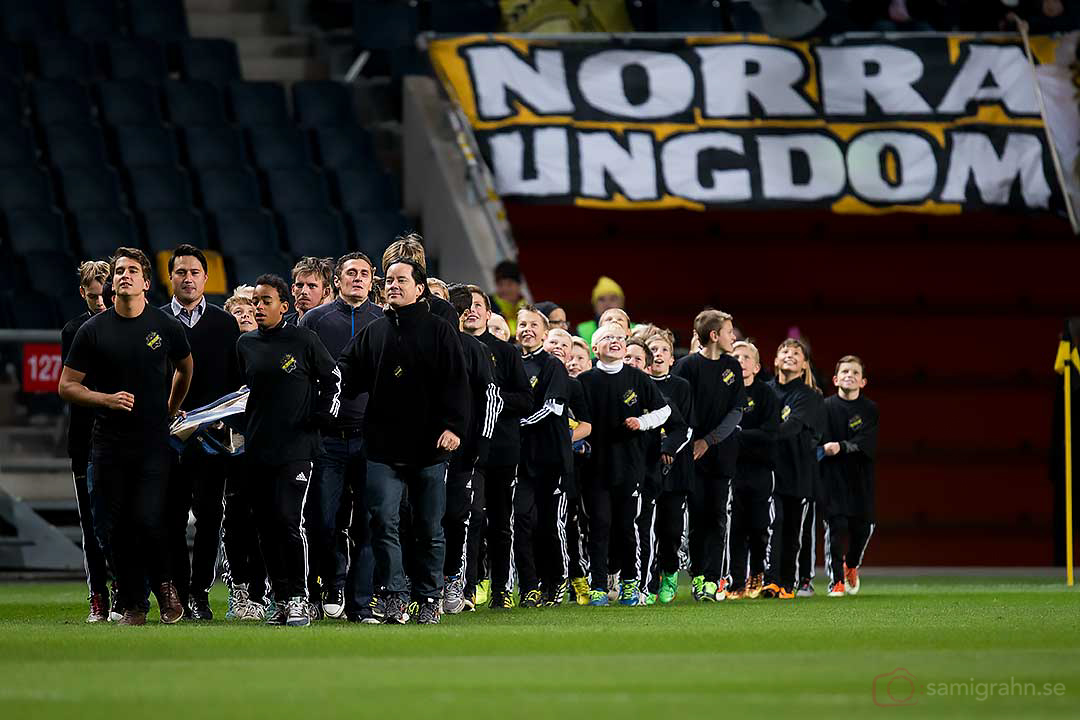 AIK-ungdomar bär in AIK-flaggan före spelarpresentationen