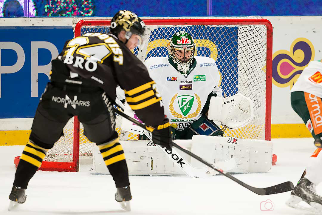 AIK Patric Blomdahl utmanar Färjestad målvakt Daniel Danny Taylor