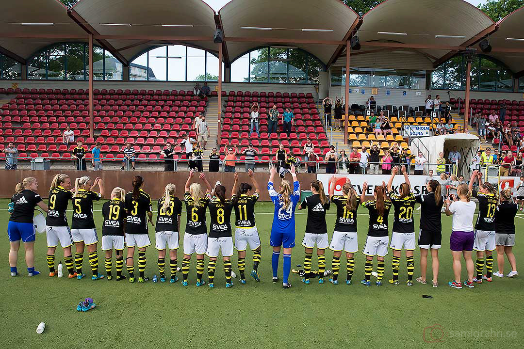 AIK tackar de tappra supportrarna på läktaren för stödet vid första vinsten hemma på Skytteholms IP