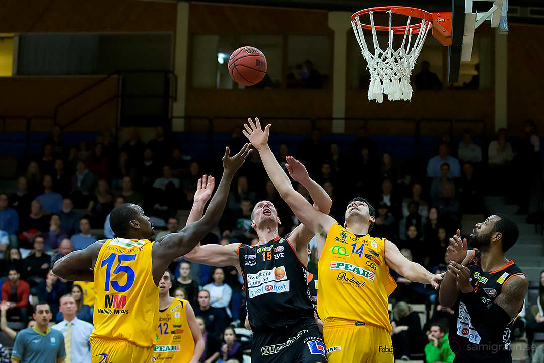 Vikings Taj McCullough och Stavros Toutziarakis försvarar sig mot Borås Mike Palm