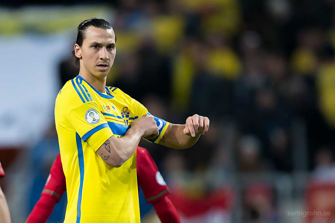 Sverige Zlatan Ibrahimović rättar till kaptensbindeln