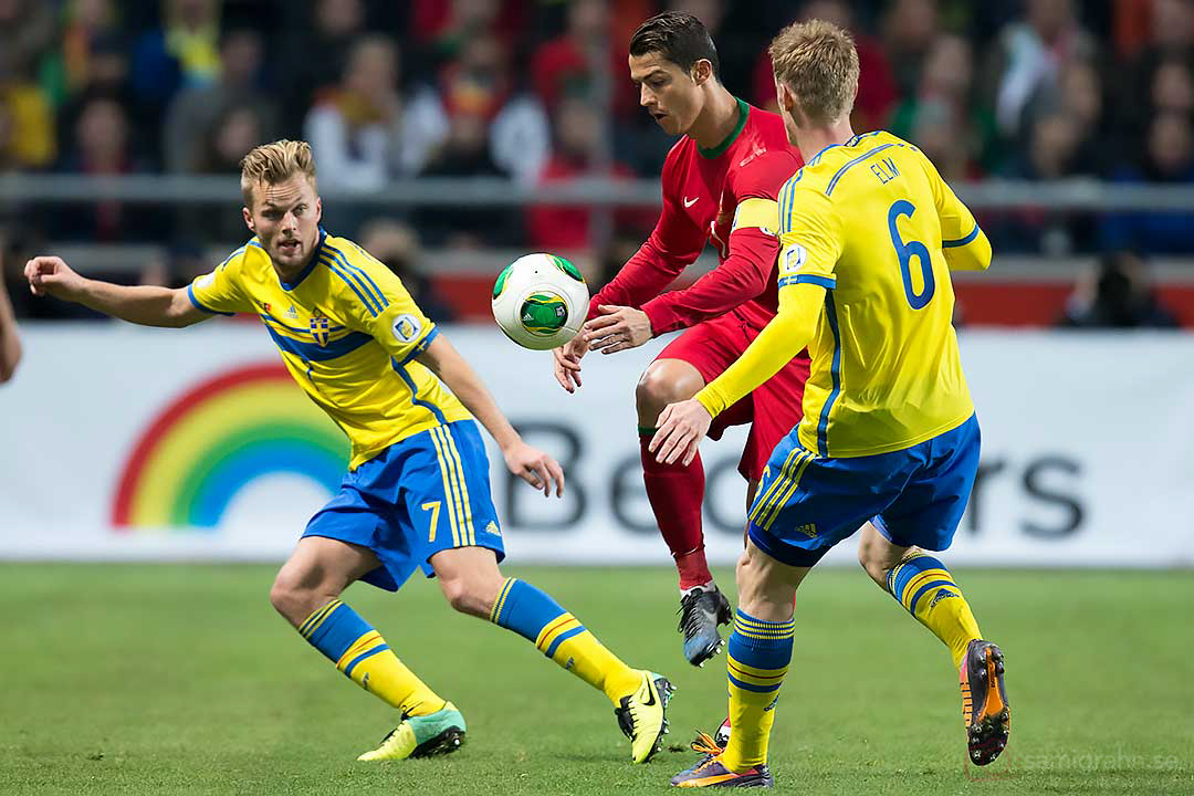 Sverige Sebastian Larsson och Rasmus Elm betraktar Portugal Cristiano Ronaldo