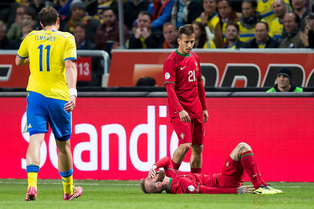 Sverige Johan Elmander går mot Portugal João Pereira och Raul Meireles