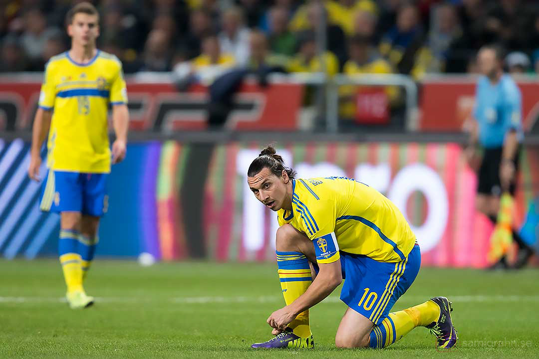 Sverige Alexander Kacaniklic ser på när Zlatan Ibrahimovic knyter skorna