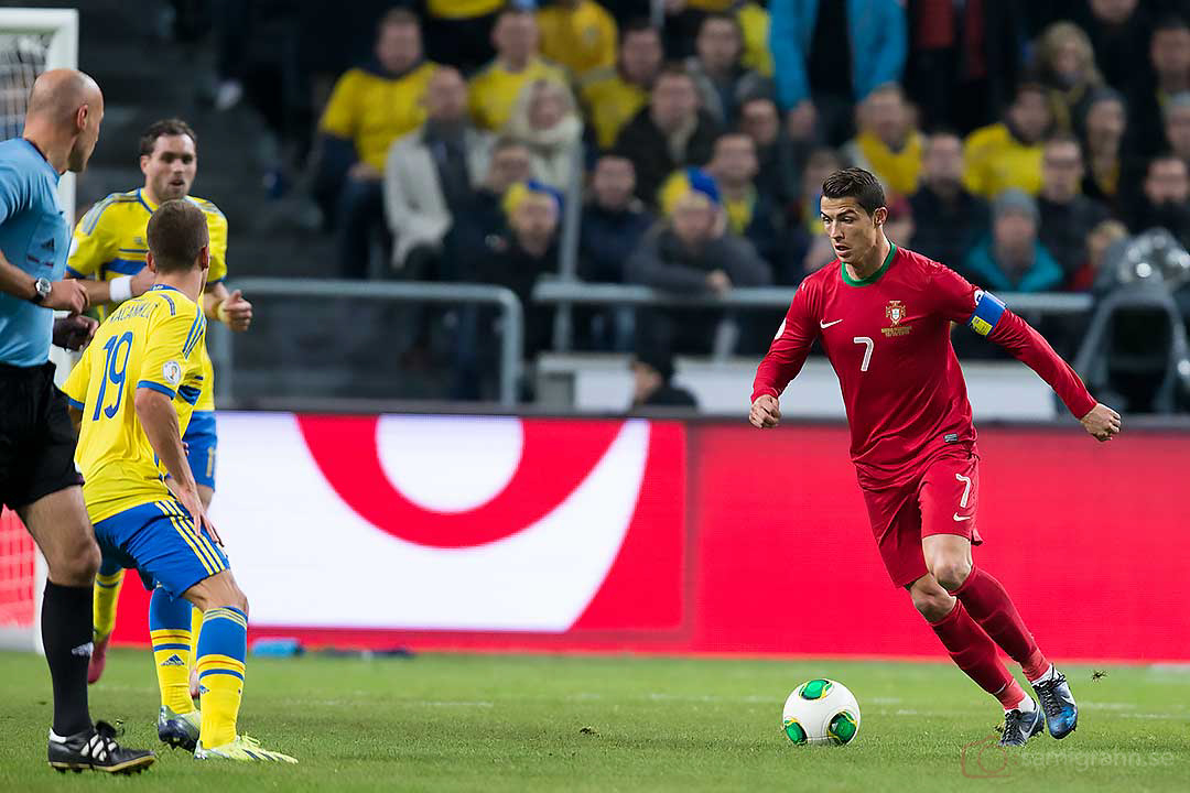 Portugal Cristiano Ronaldo med boll mot Sverige Alexander Kacaniklic