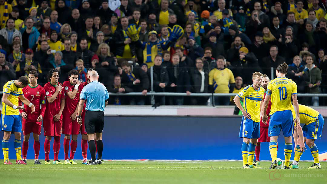 Sverige Zlatan Ibrahimovic laddar för frispark