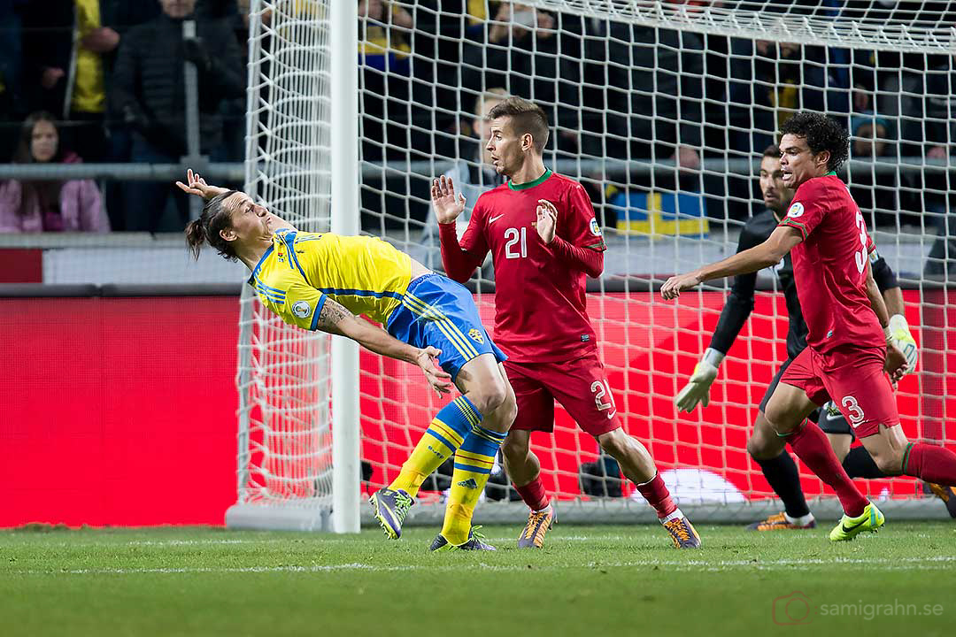 Sverige Zlatan Ibrahimović knuffas omkull av Portugal João Pereira