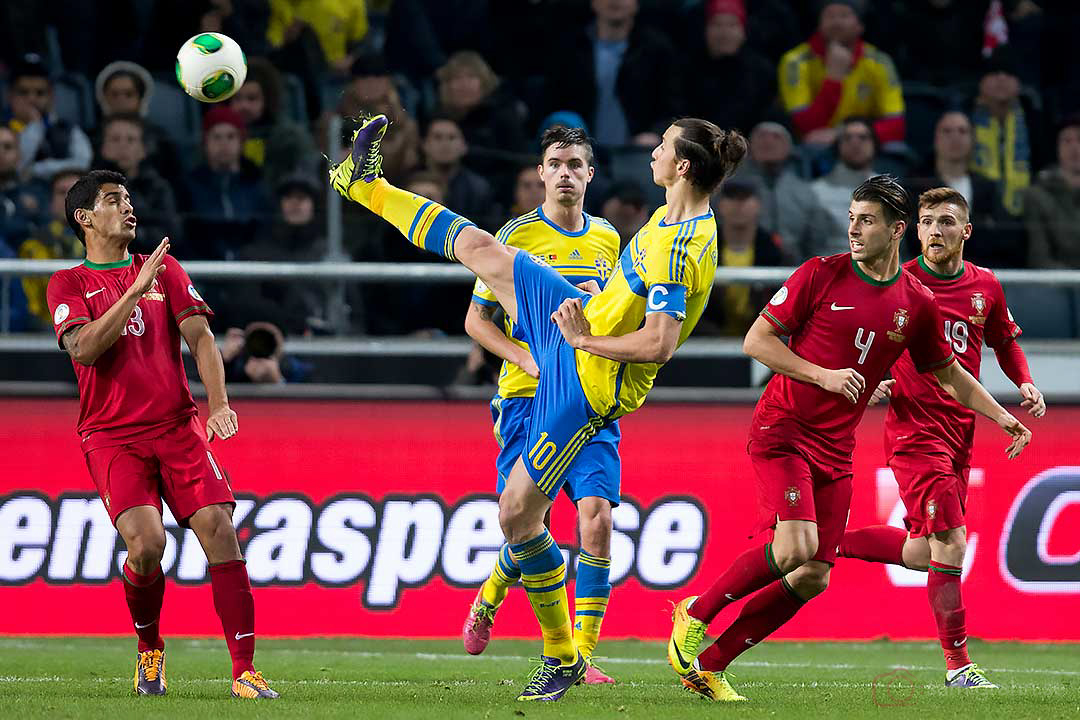 Sverige Zlatan Ibrahimovic sparkar högt vid Portugal Ricardo Costa