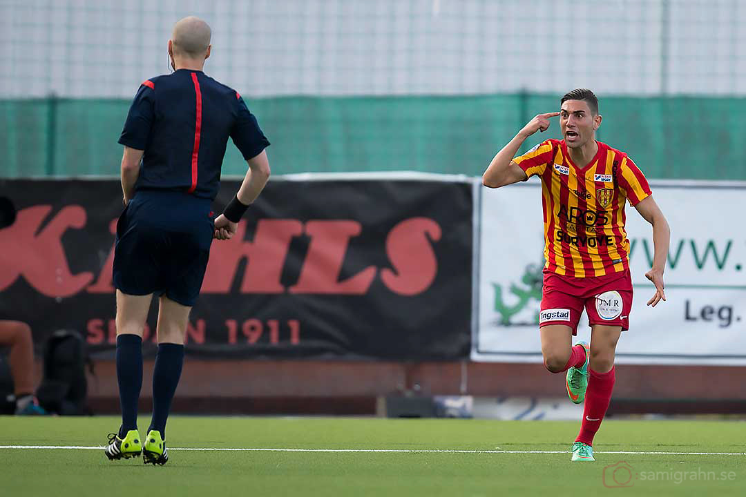 Domare Ville Nevalainen får en skopa ovett av Syrianska Gabriel Somi