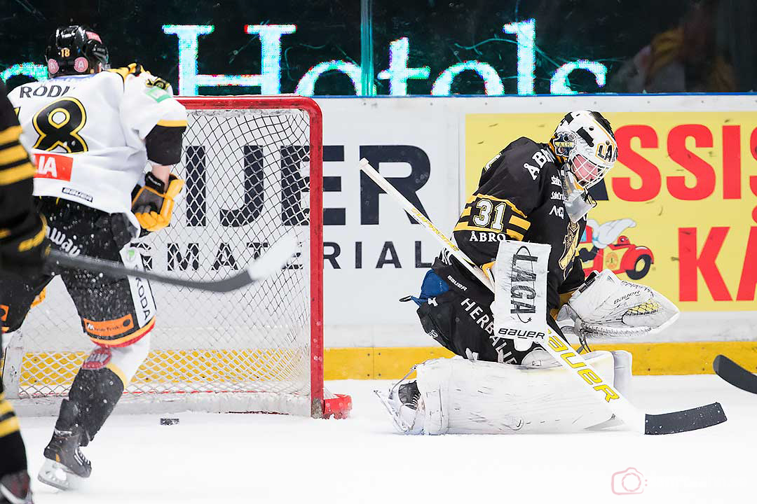 AIK målvakt Daniel Larsson släppte in fem, här ett av Brynäs Andreas Thuresson