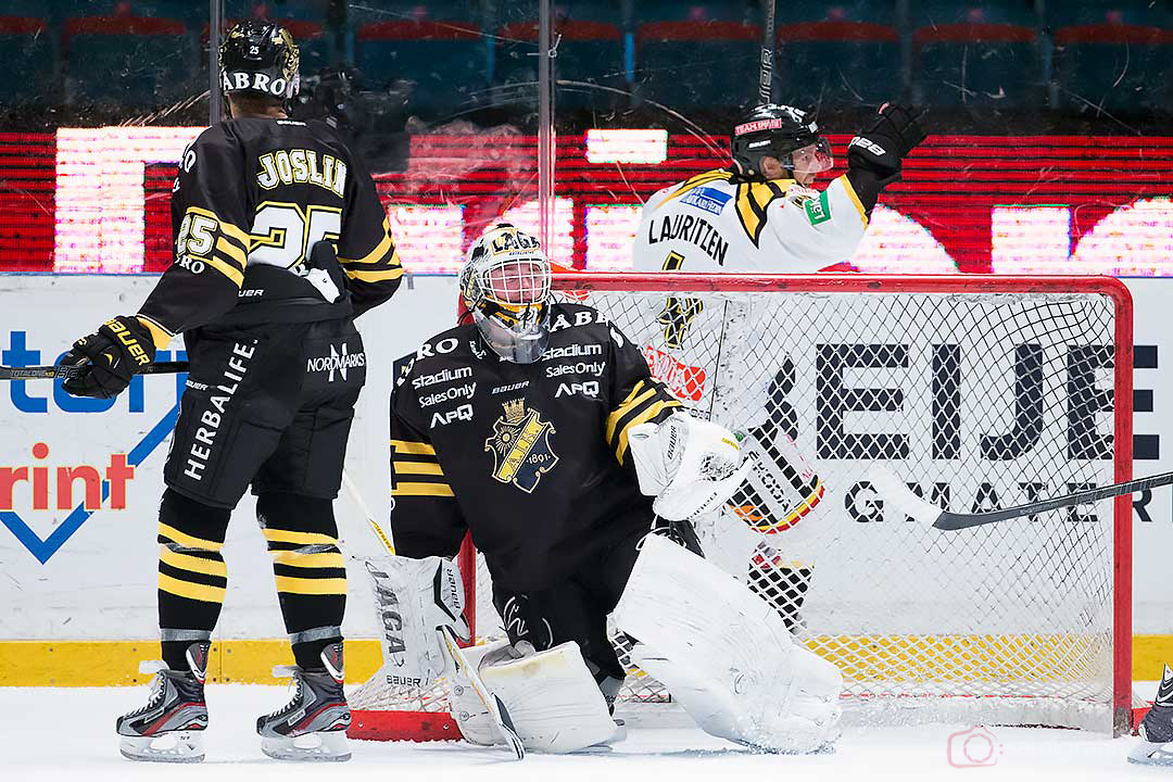 AIK målvakt Daniel Larsson släpper in ytterligare ett mål, här av Brynäs Sebastian Lauritzen