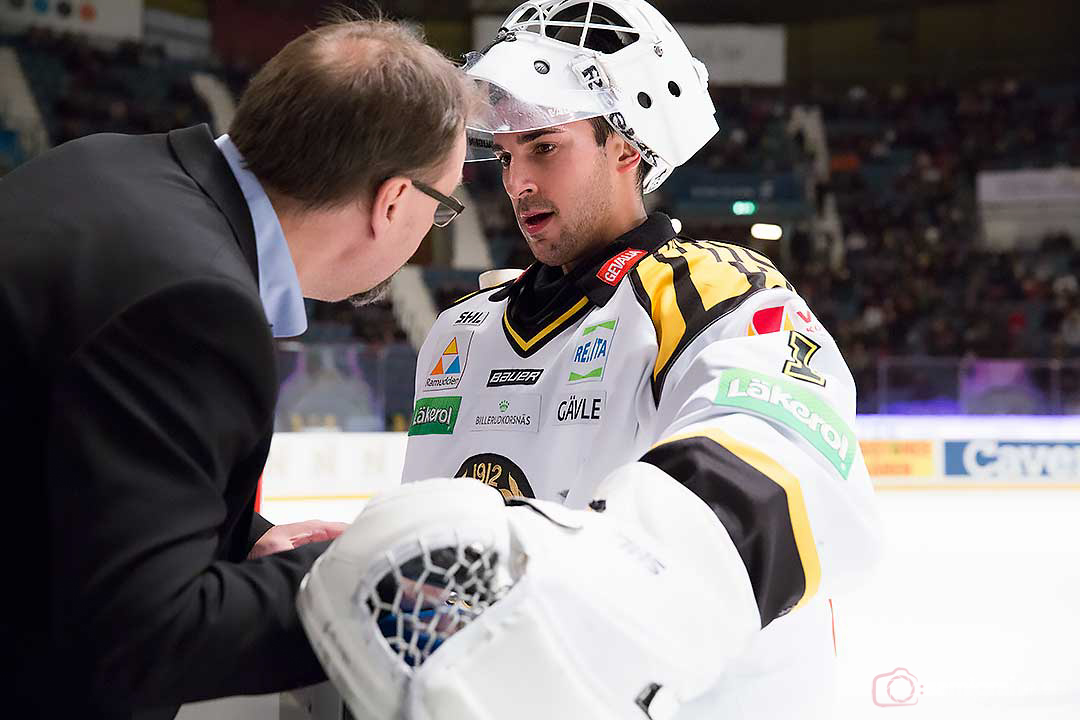 Brynäs målvaktstränare Per-Erik Alcén peppar Brynäs målvaktBernhard Starkbaum