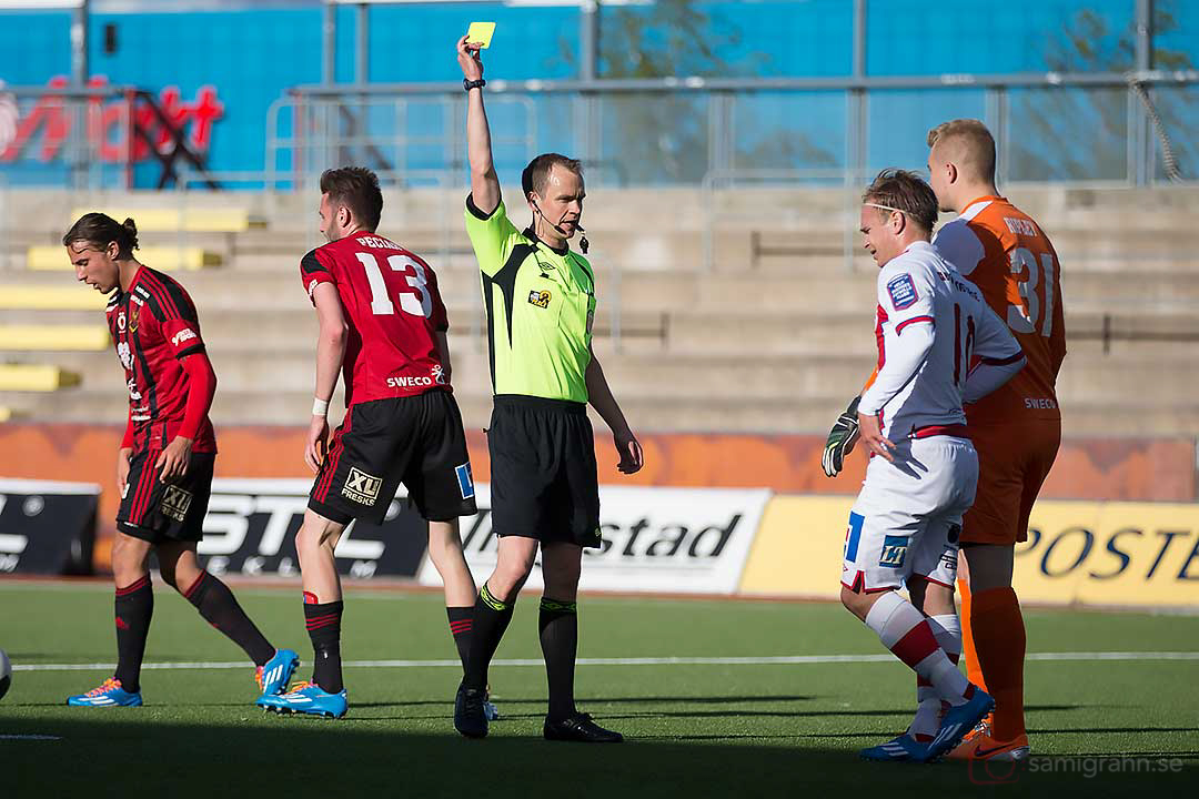 Assyriska Christopher Brandeborn får gult kort av domare Christian Moen