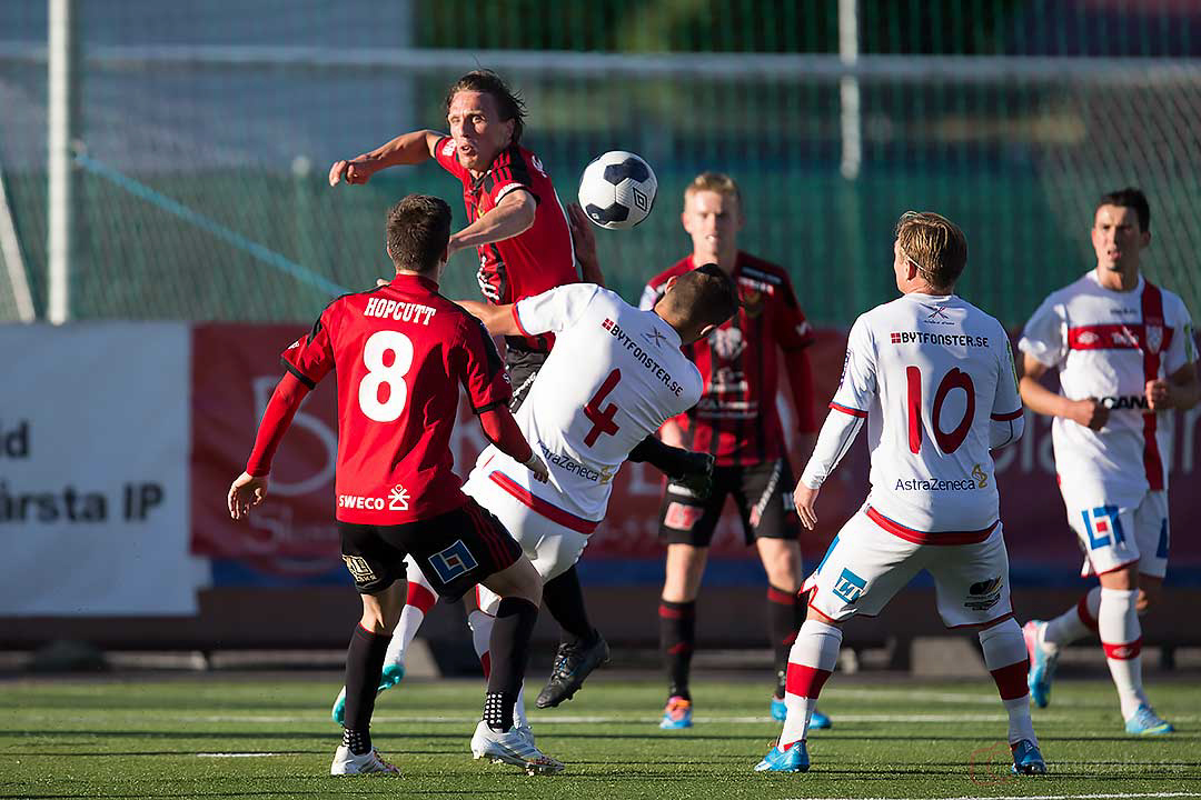 Östersund Bobo Sollander Jansson gör ned Assyriska Sotiris Papagiannopoulos