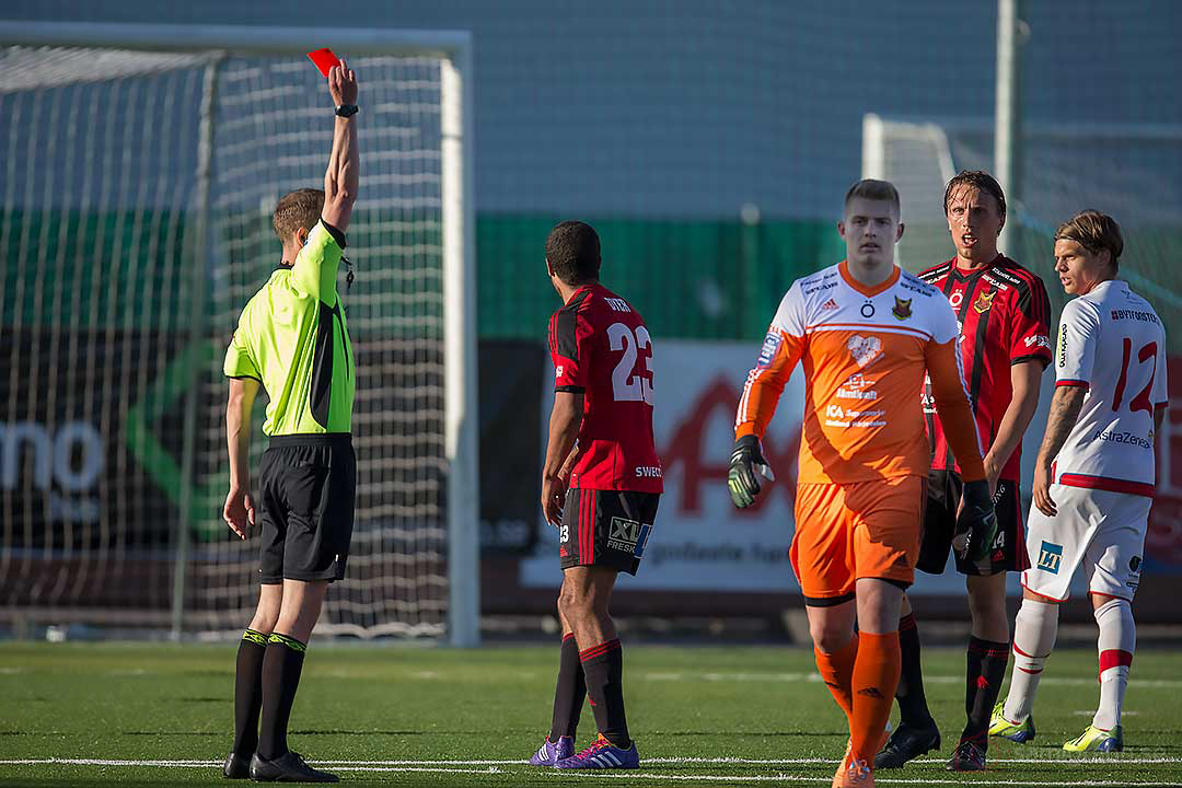 Domare Christian Moen tilldelar Östersund målvakt Connor Ripley rött kort