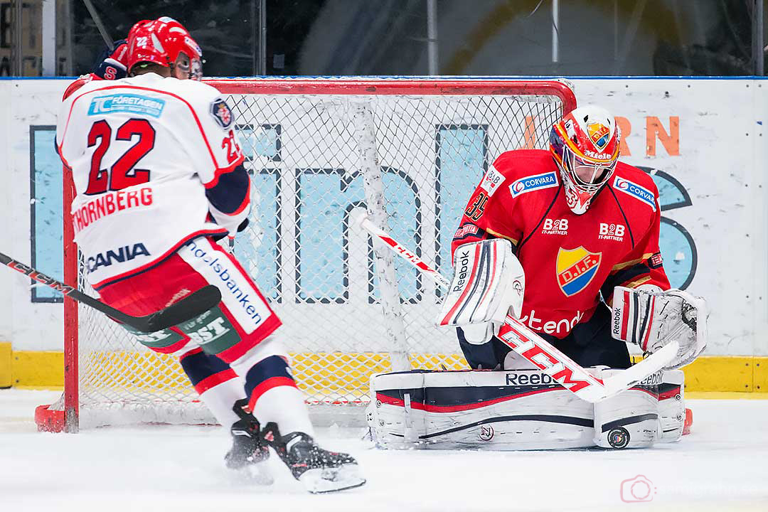 Djurgården målvakt Adam Reideborn räddar skott från Södertälje Jesper Thörnberg, 