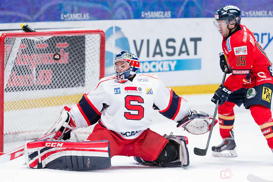 Södertälje målvakt Sebastian Idoff räddar styrning från Djurgården Steve Saviano 