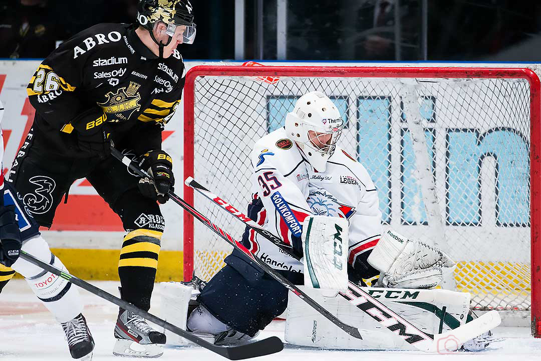 AIK Mattias Janmark Nylén reducerar till 1-2 under Linköping målvakt Iiro Tarkki