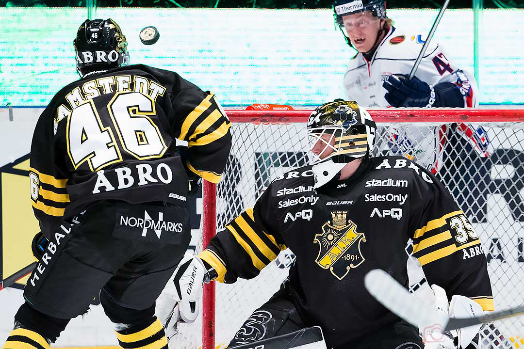 AIK Teemu Ramstedt, målvakt Alexander Hamberg och Linköping Oscar Sundh följer pucken