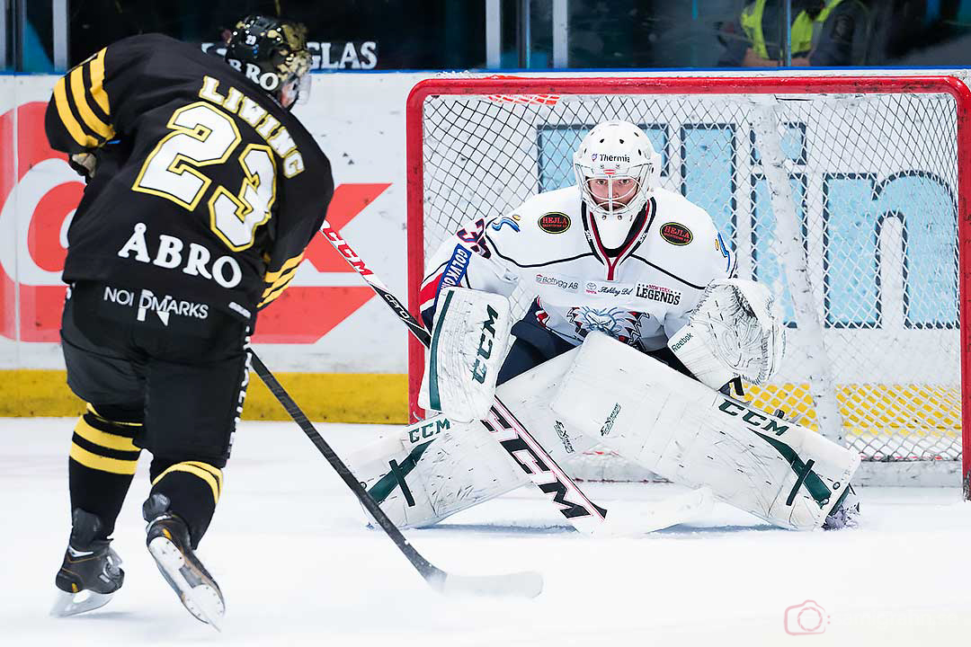 AIK Jonas Liwing utmanar Linköping målvakt Iiro Tarkki