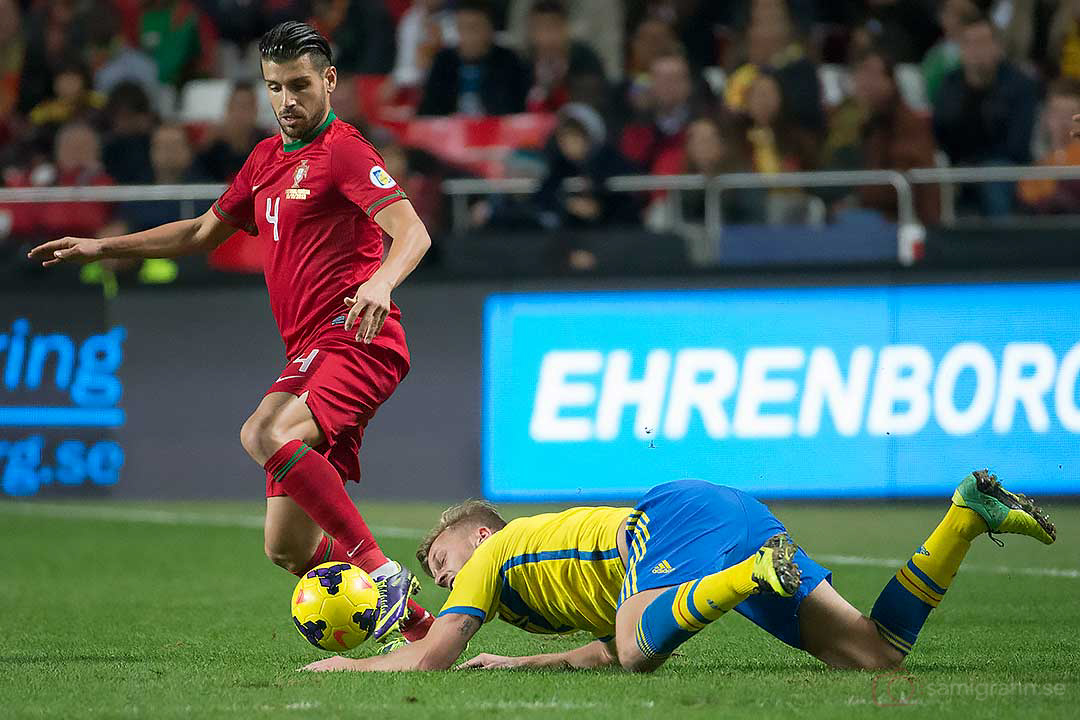 Portugal Miguel Veloso lämnar en liggande Sverige Sebastian Larsson