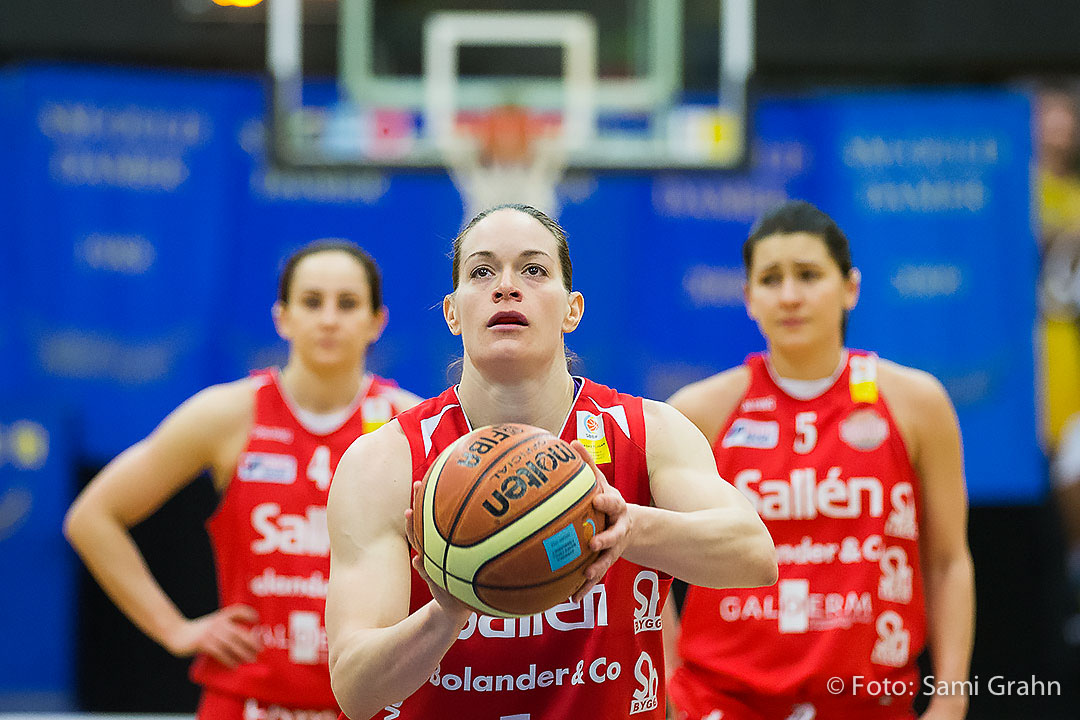 I bakgrunden ser Jovana Vidakovic och Dajana Butulija på när lagkamraten Christy Bacon tar straffkast under matchen mellan Vikings och Sallén i Solnahallen den 4 mars 2015