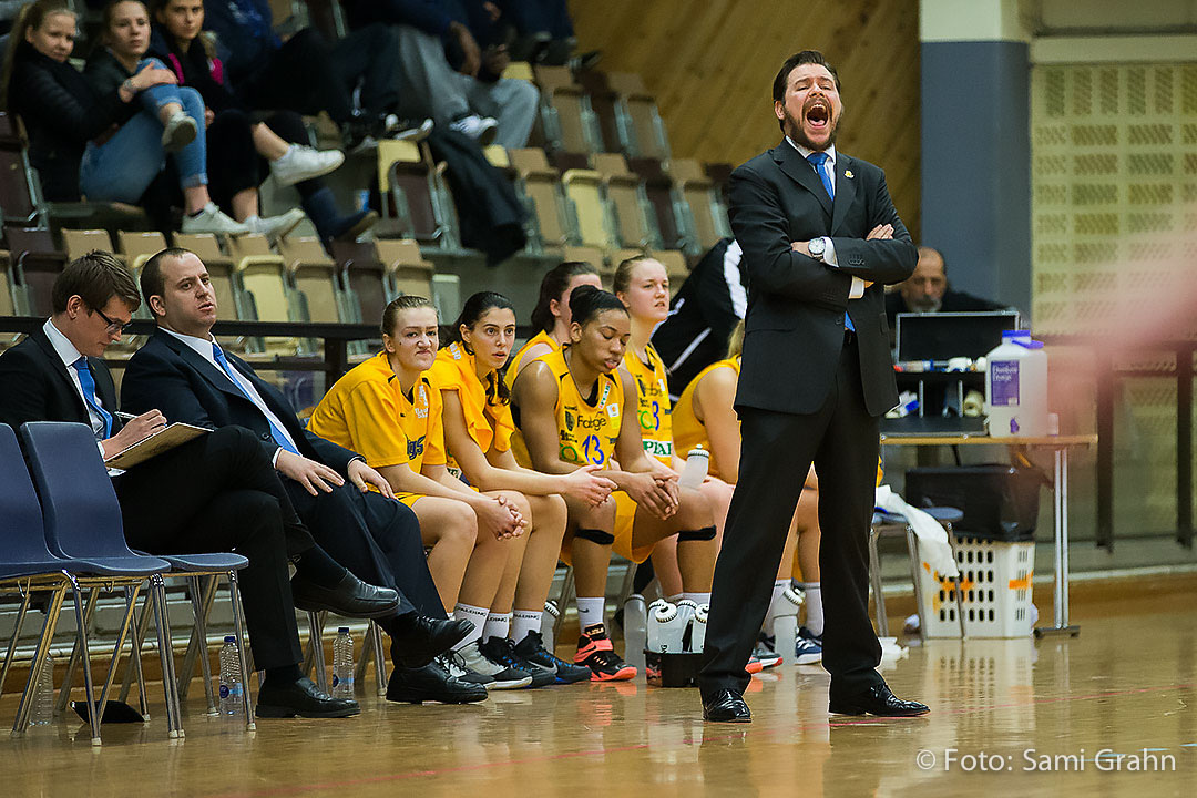 Solna Vikings head coach Manuel Rodriguez skriker ut sin frustration under förlustmatchen i Damligan mellan Vikings och Sallén i Solnahallen den 4 mars 2015