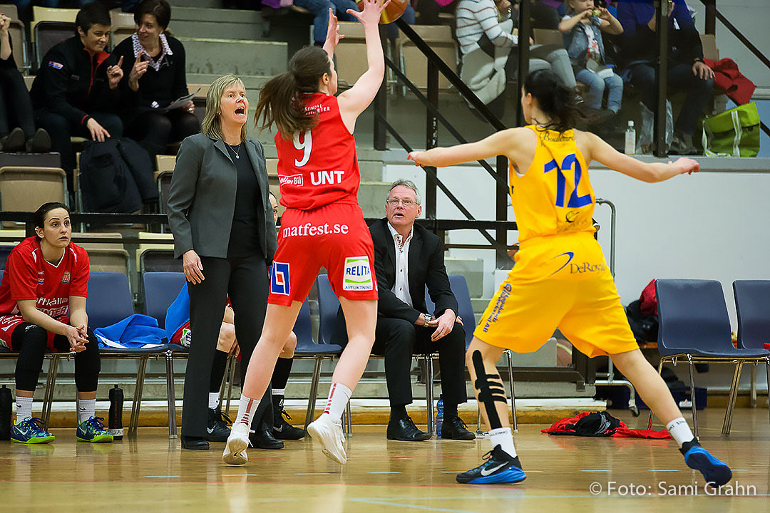 Sallén coach Sonja Entzenberg är tillfälligt assisterad av sittande Kelly Grant som i sin tur ser på när dottern Jessica Grant och Vikings Katarina Milenkovic fajtas om bollen under matchen i Solnahallen den 4 mars 2015