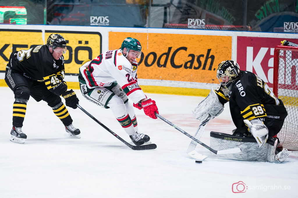 Tingsryd Markus Persson hindras av AIK Petter Lindberg från att göra mål på Gustav Lindwall