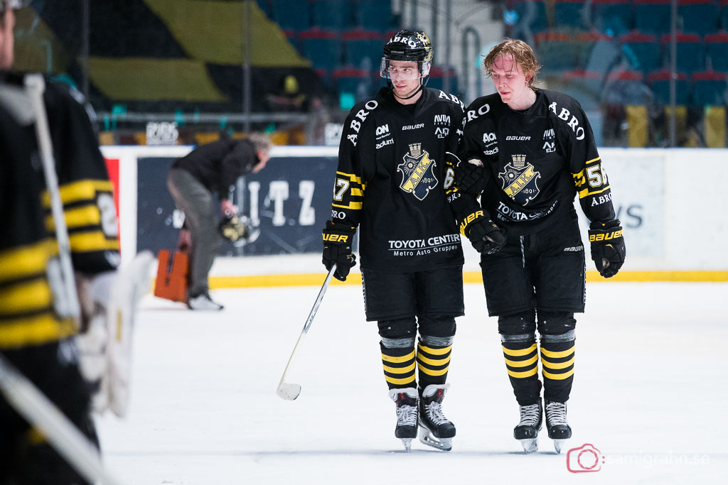 AIK Dennis Nordström leds av isen efter att ha blivit tacklad med huvudet före in i sargen