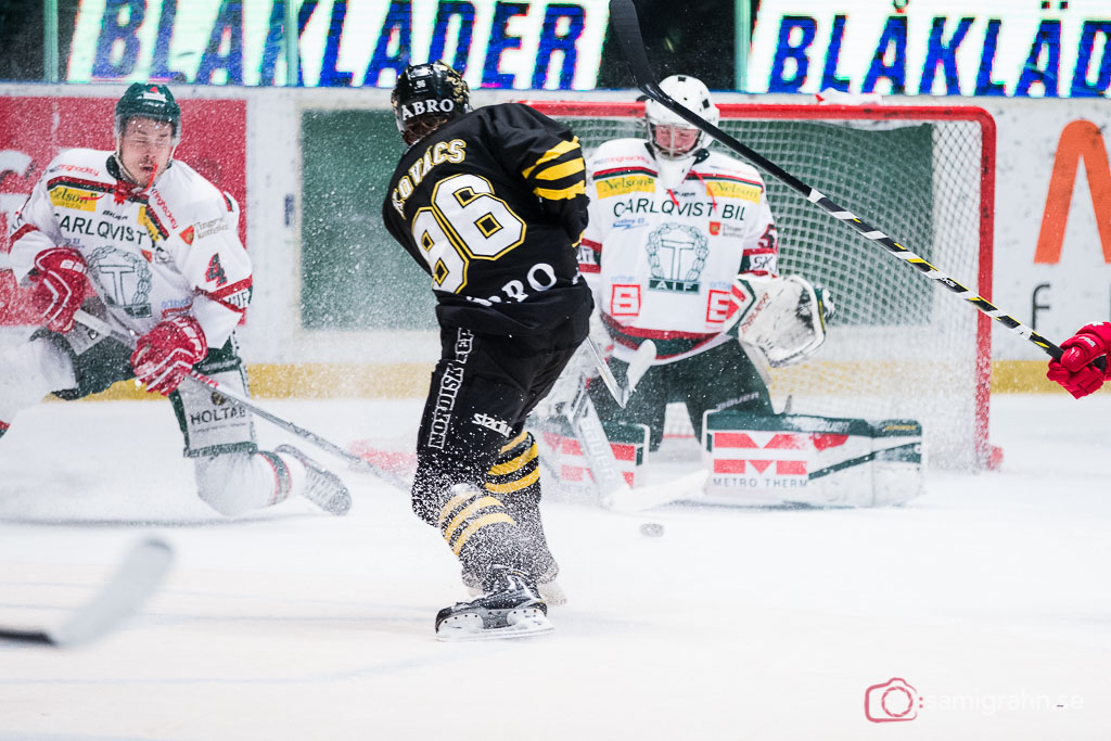 AIK Robin Kovács drar iväg ett skott mot en blundande Tingsryd målvakt Andreas Hörberg, som lyckas rädda